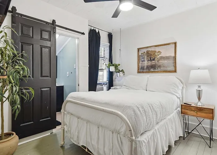 Bright 4br Retreat Near Downtown