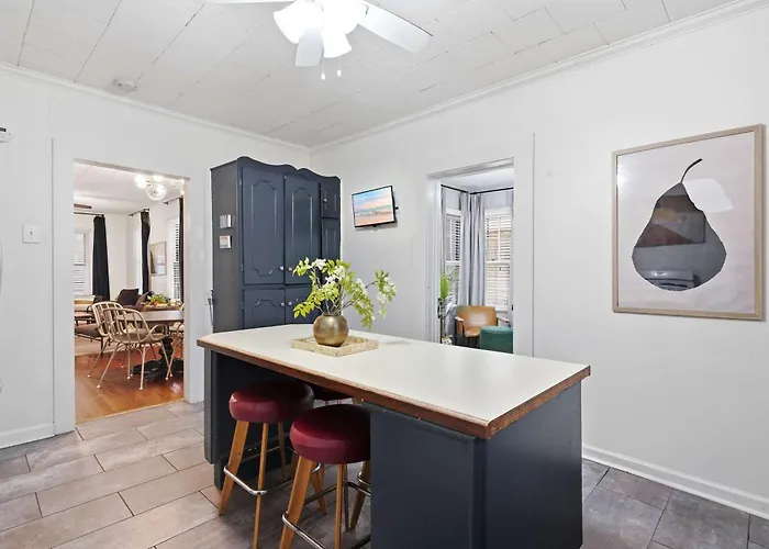 Hébergement de vacances Bright 4br Retreat Near Downtown *