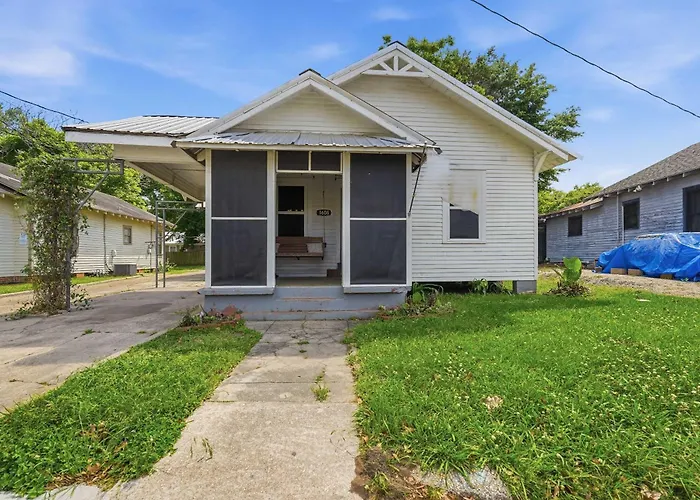 Bright 4br Retreat Near Downtown *