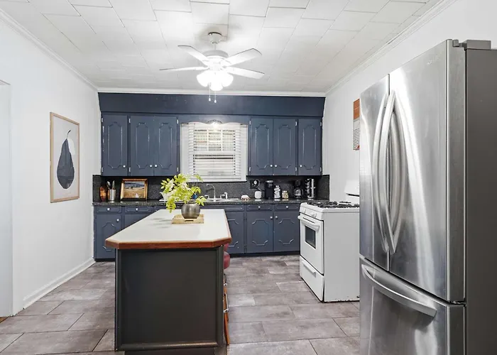 Bright 4br Retreat Near Downtown *