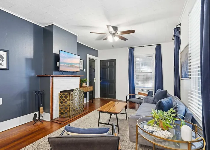 Bright 4br Retreat Near Downtown