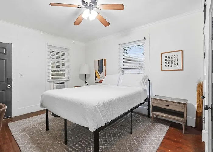 Bright 4br Retreat Near Downtown Hébergement de vacances Lafayette