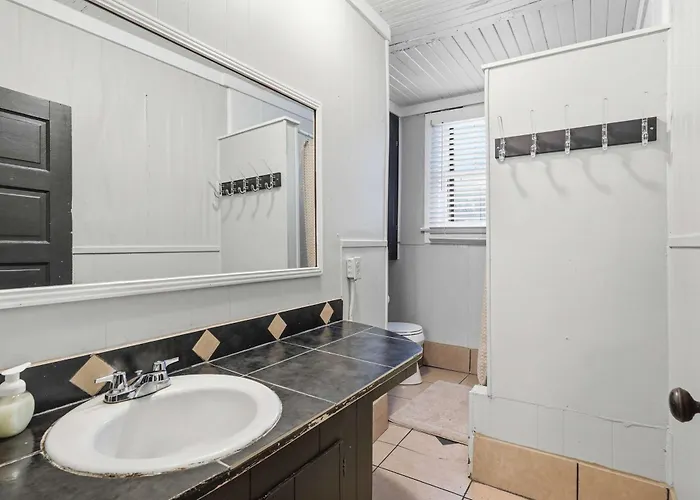Bright 4br Retreat Near Downtown Hébergement de vacances *