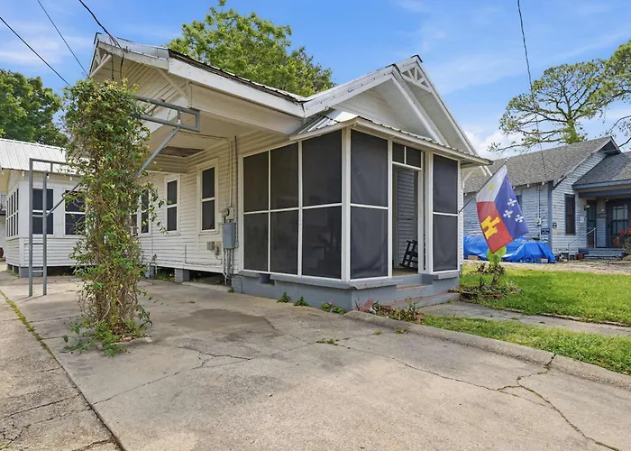 Bright 4br Retreat Near Downtown *