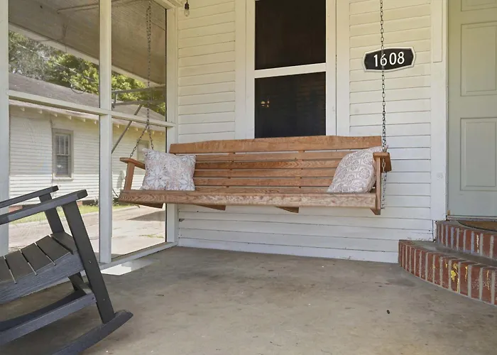 Hébergement de vacances Bright 4br Retreat Near Downtown *